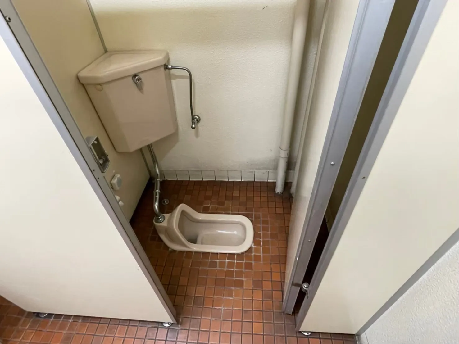 男性トイレ施工前3  大便器1