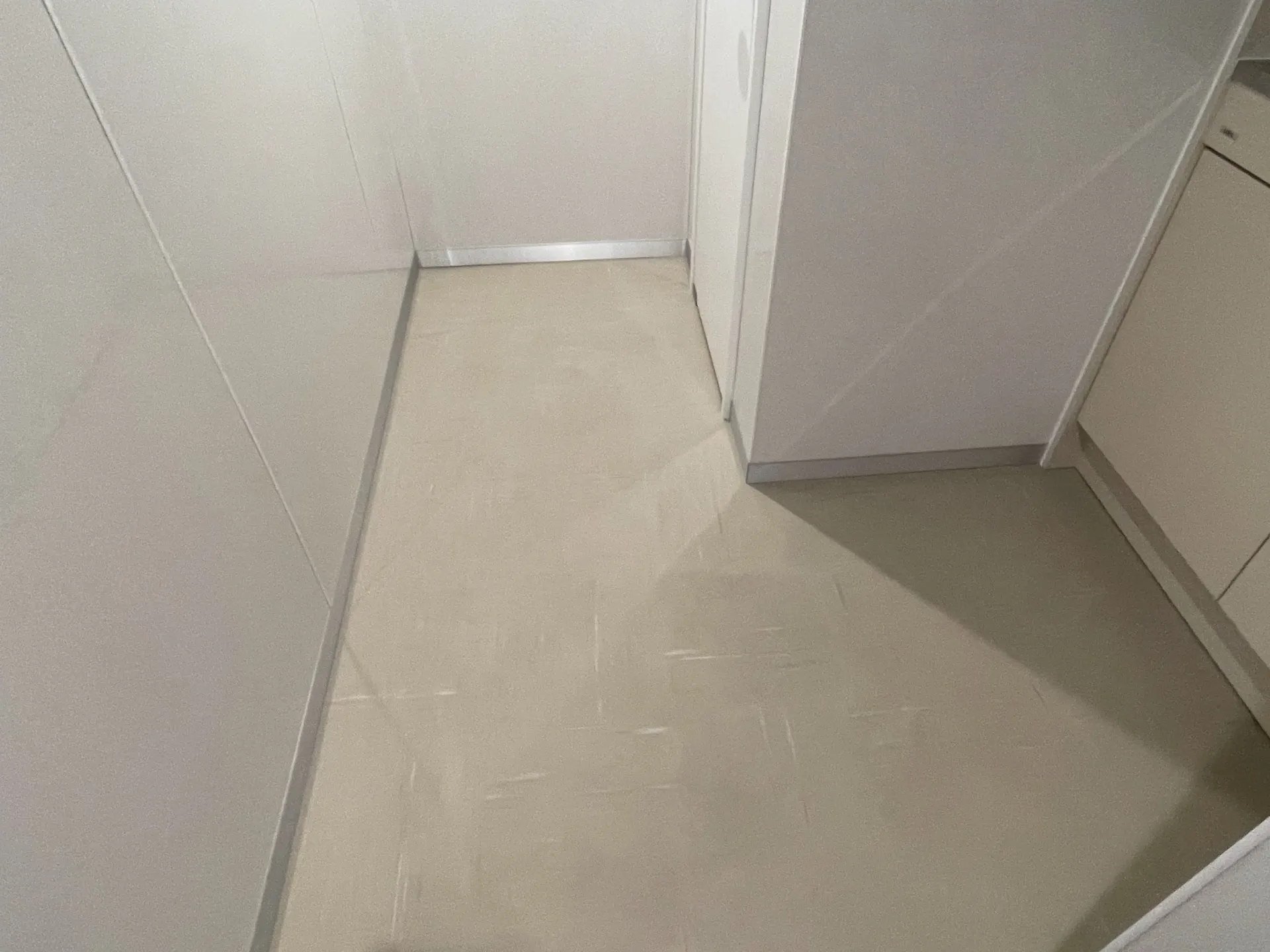 給湯室　床、壁　施工後　4