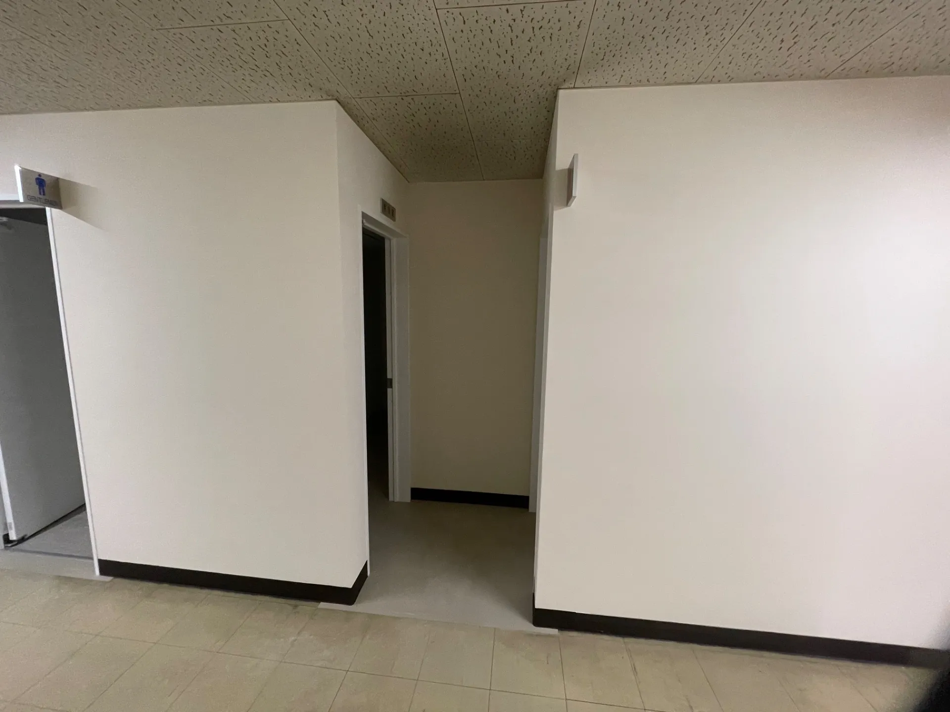 男性、女性トイレ　給湯室　入り口施工後1