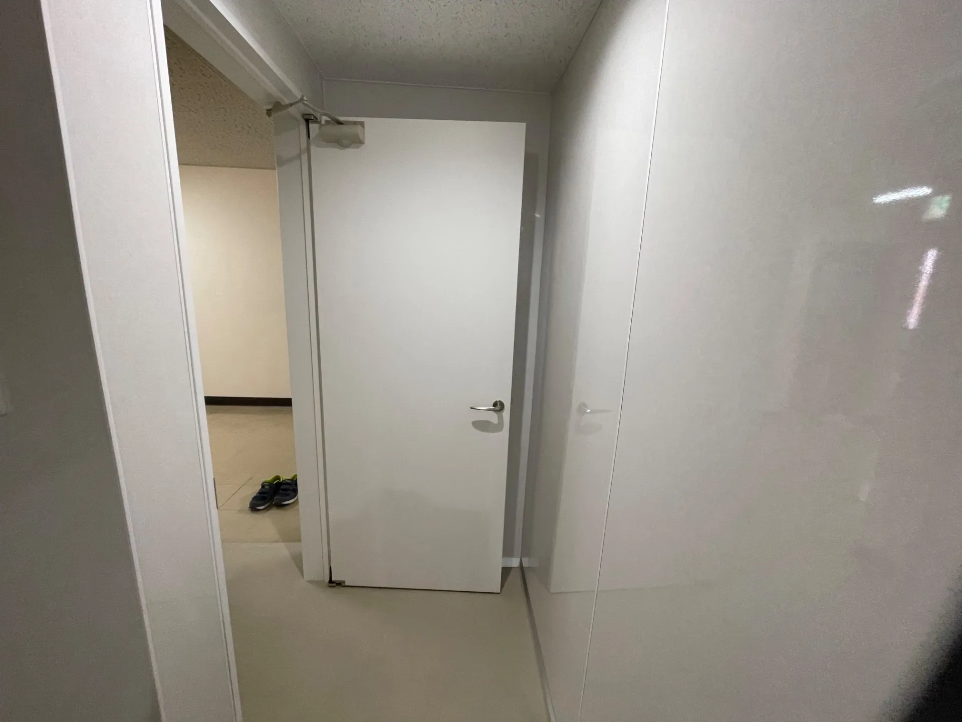 男性トイレ　入り口ドア施工後