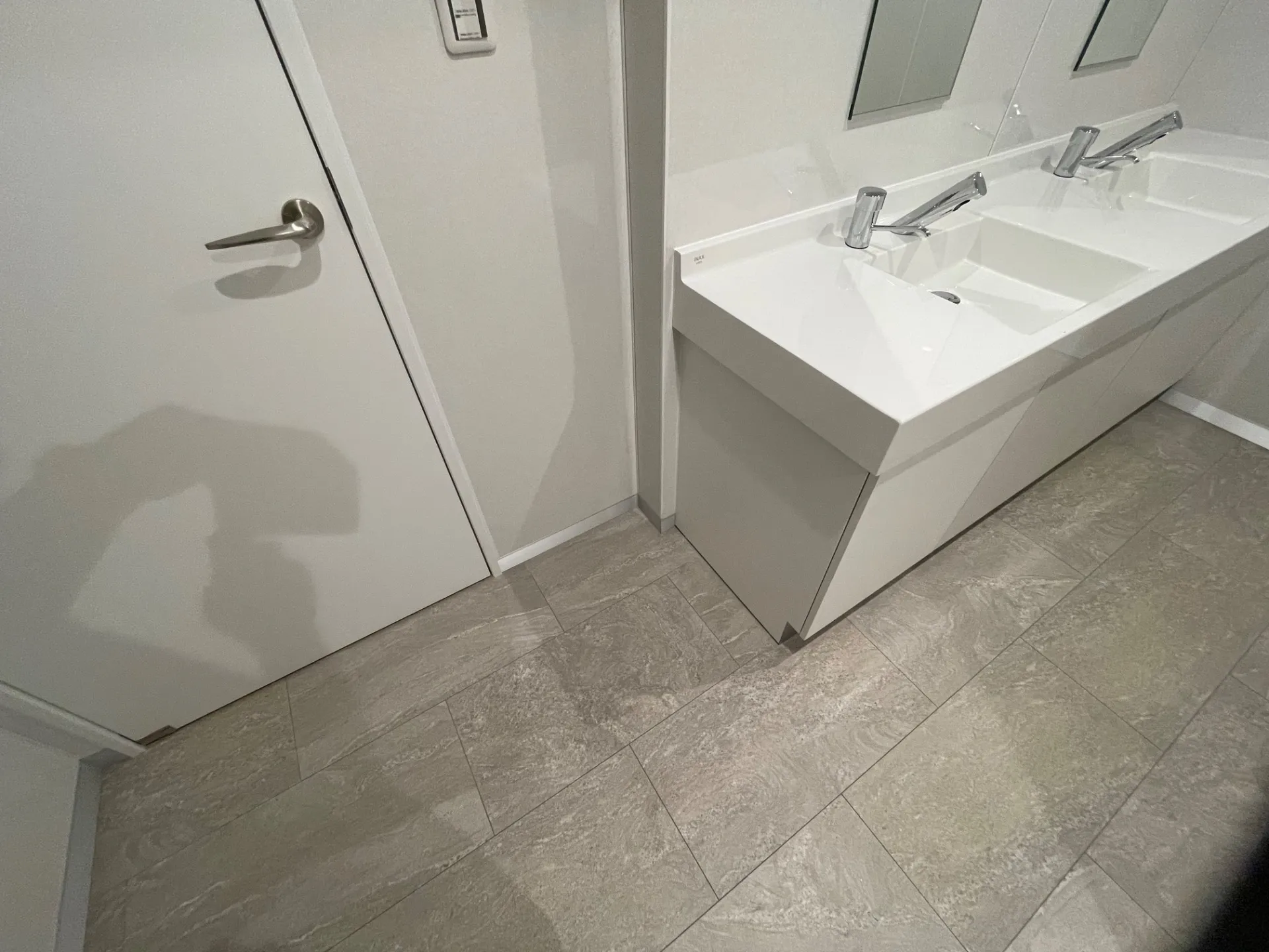 女性トイレ　床　施工後