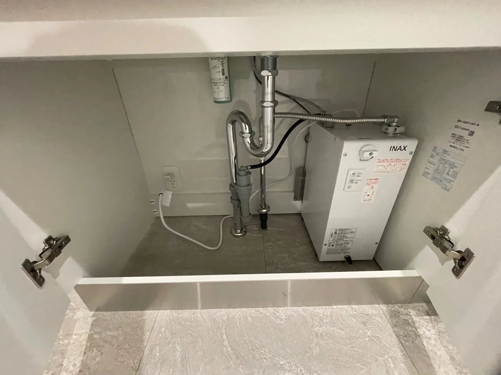 男性トイレ手洗い場下　施工後2