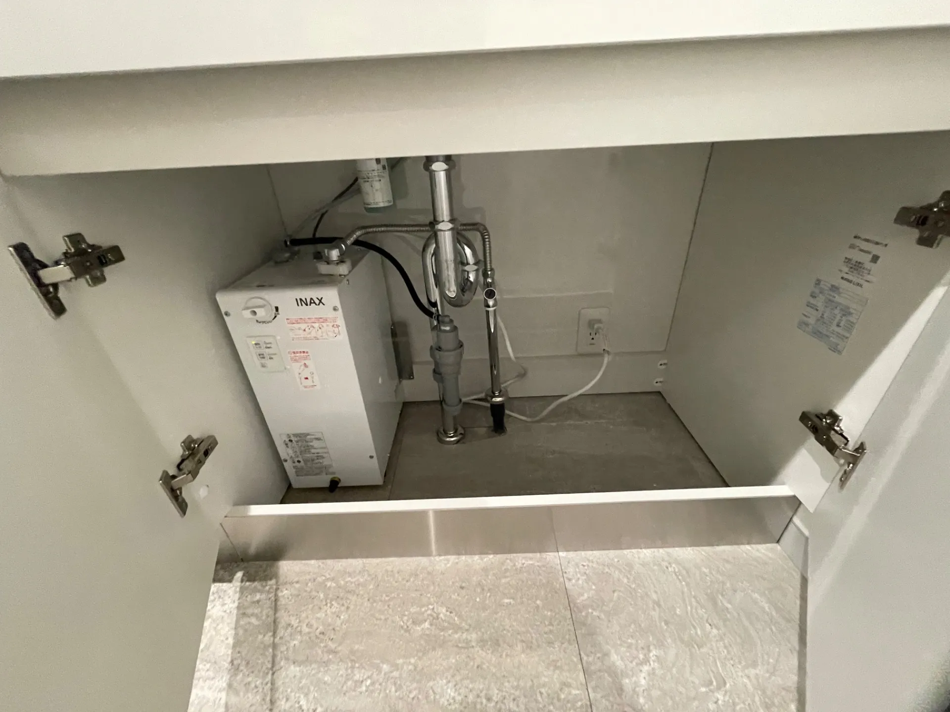 男性トイレ手洗い場下　施工後1