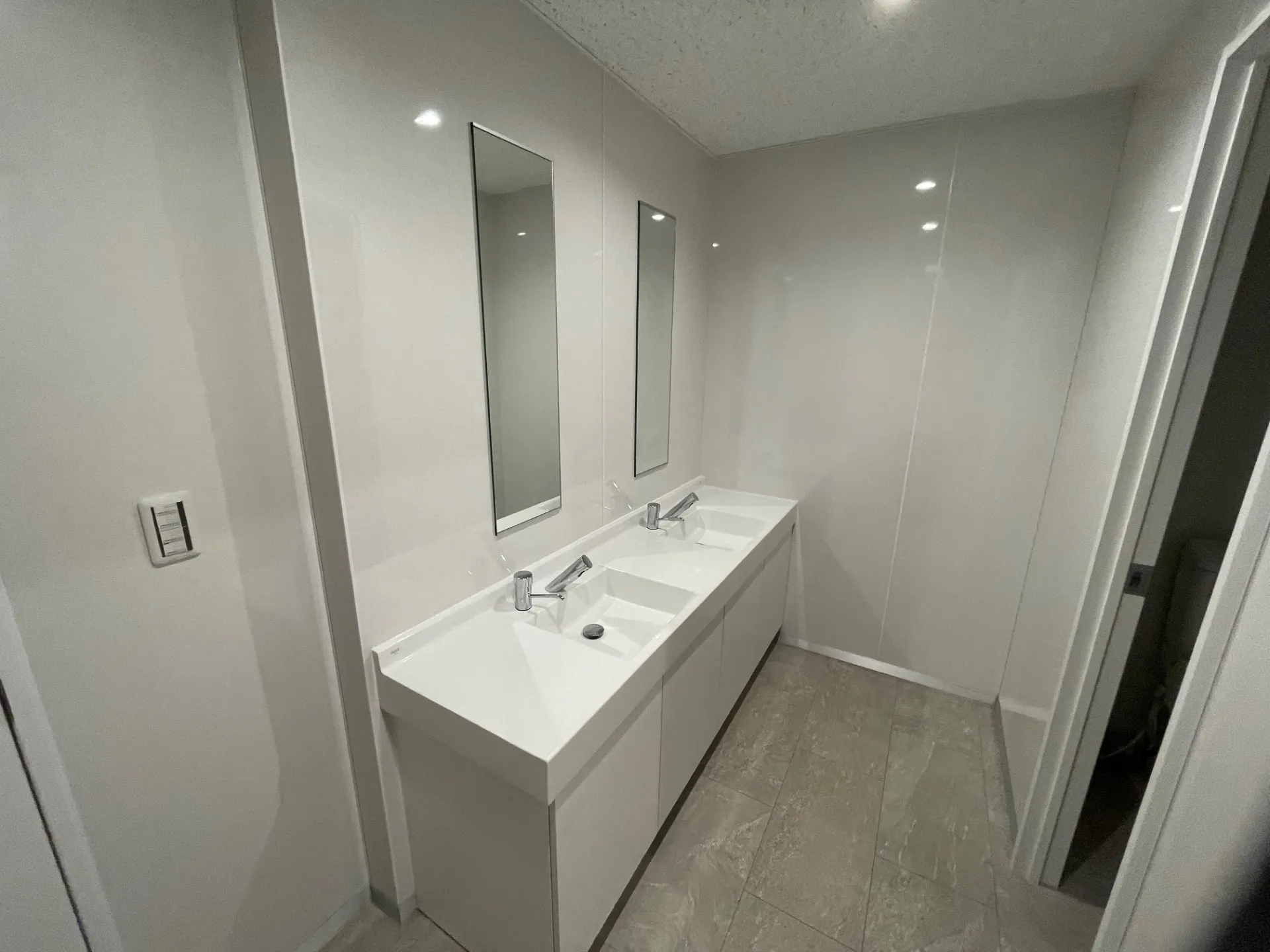 女性トイレ　手洗い場　施工後