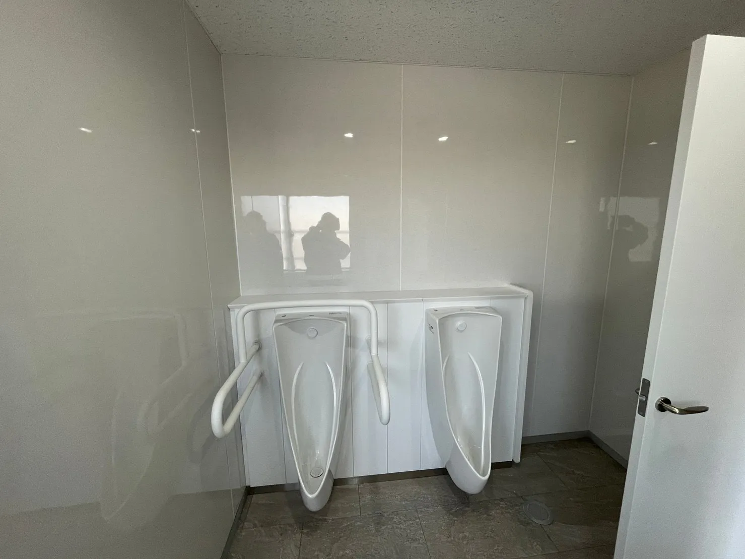 男性トイレ　小便器　施工後