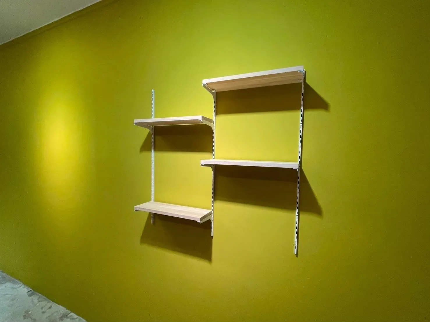 入り口右　　可動棚造作