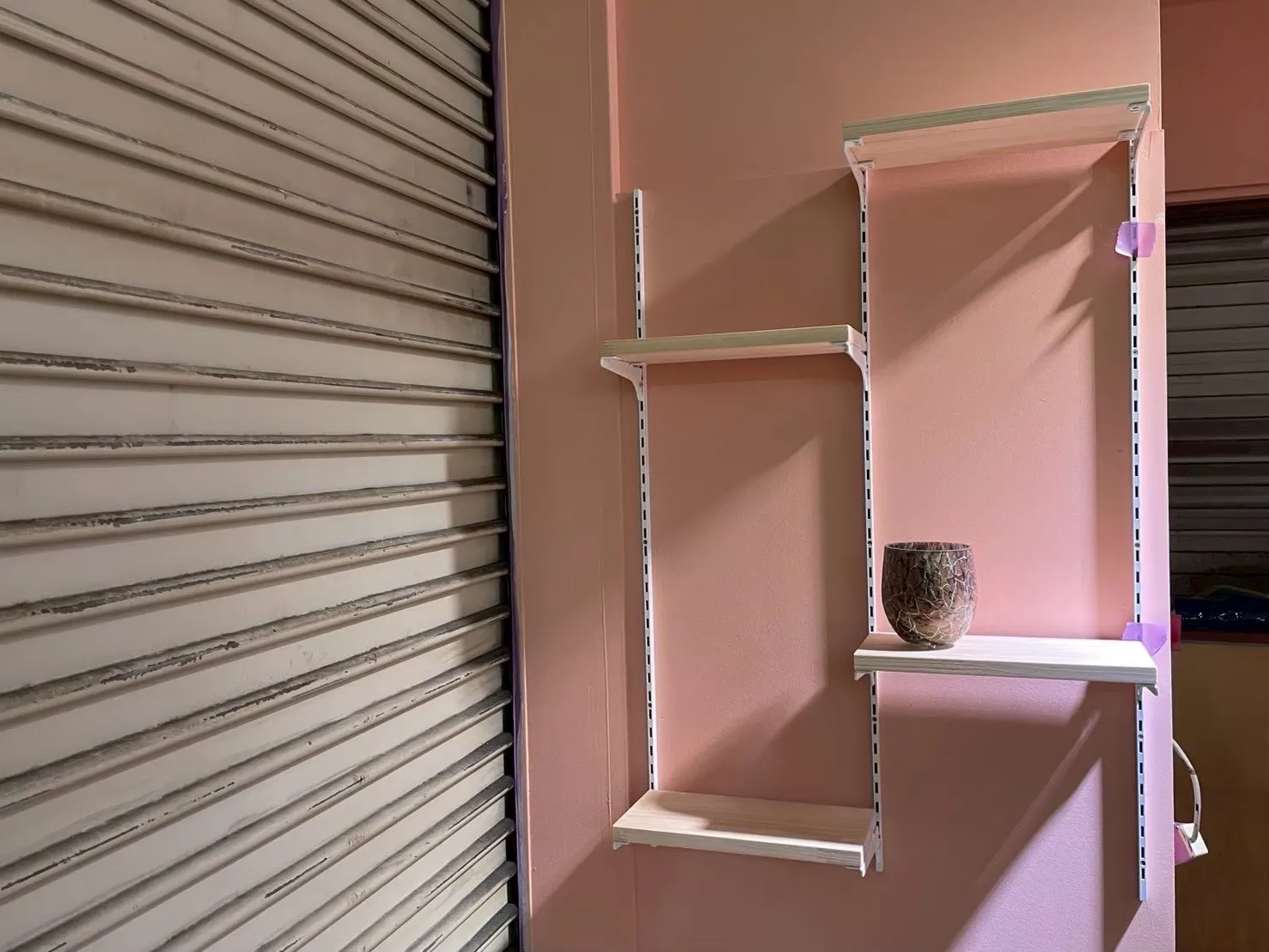 入り口左　　可動棚造作