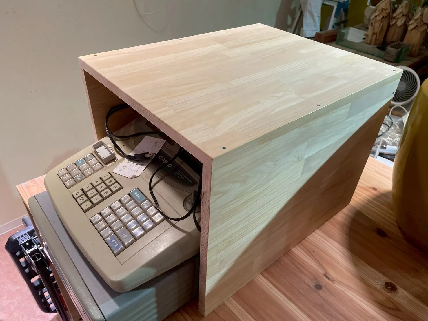 レジ囲い棚　　造作