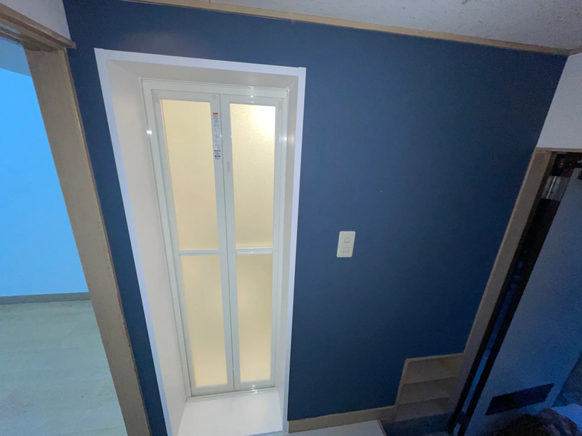 ユニット入り口廻り　【アクセントクロス張り替え後】