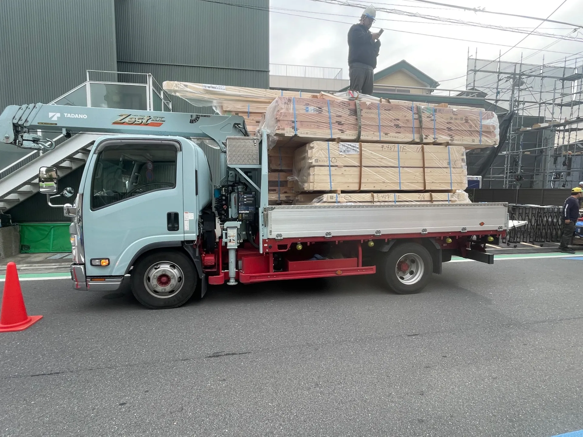 ２ｔユニック車　プレカット材搬入