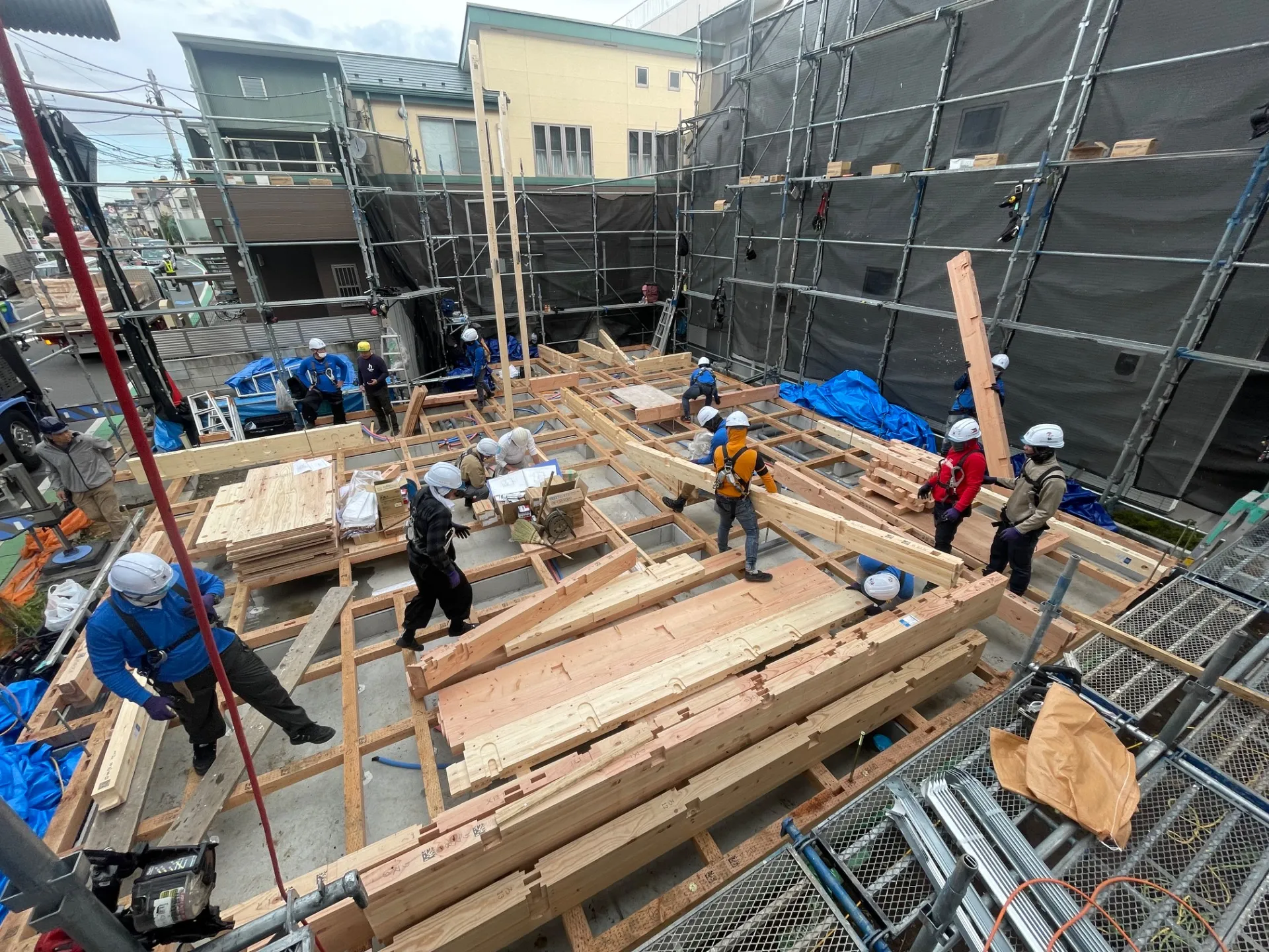 ピストン搬送、搬入しながら、柱建て