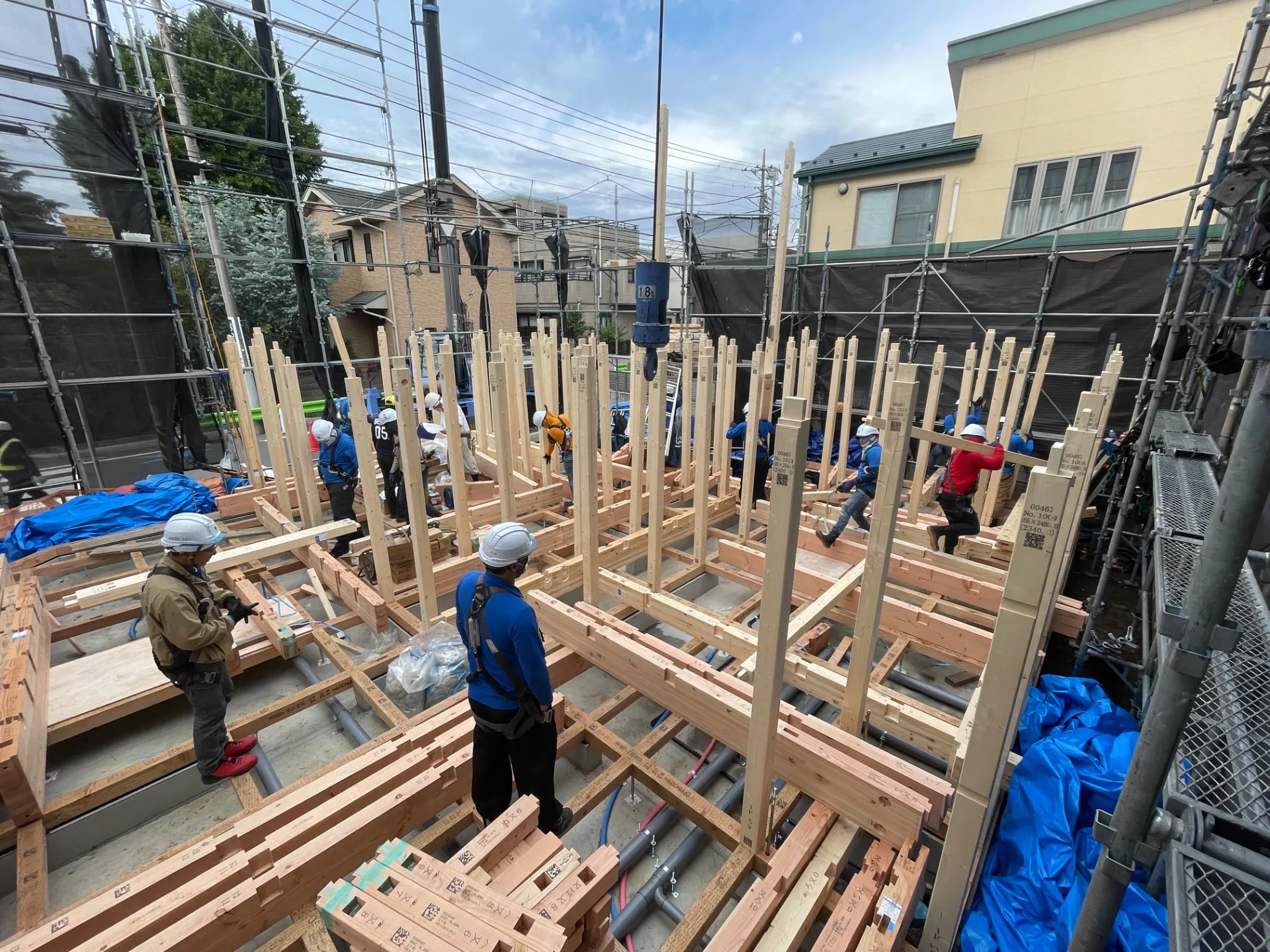 1階部分柱建て半分以上終了。