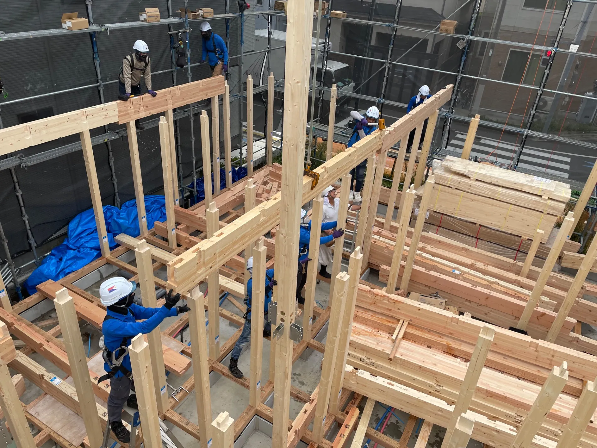 通し柱を建てて行きます。