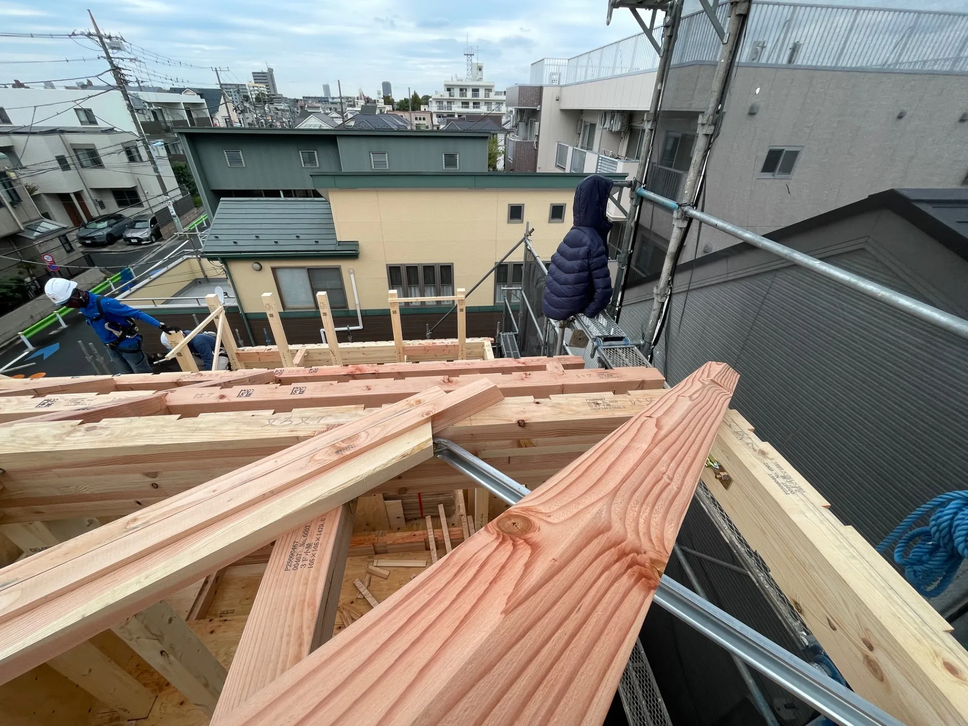 3階、軒桁、屋根垂木、火打ち金物取り付け