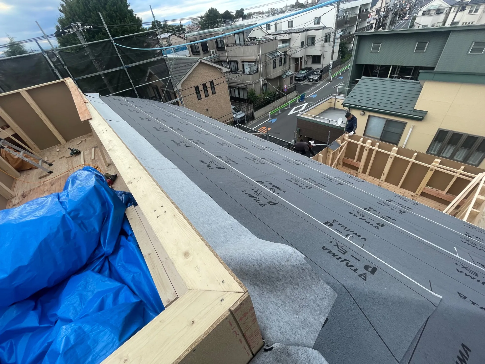 3階大屋根の上、パラペット　　　フラットルーフ